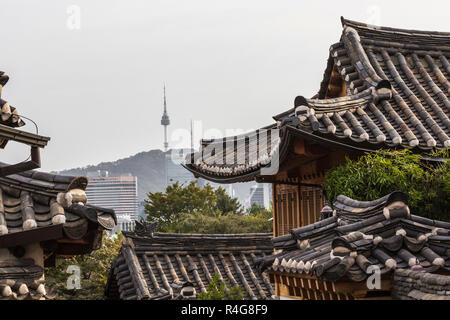 Bukchon Hanok Village ist eines der berühmten Ort für koreanische traditionelle Häuser in Seoul, Südkorea. Stockfoto