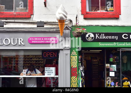 Kleine malerische Icecream und Souvenirläden in der Stadt Kilkenny in Irland. Stockfoto