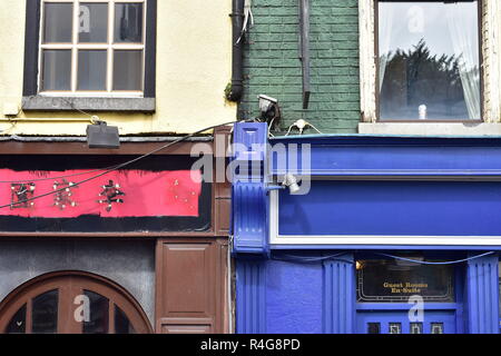 Bunte Fassaden der Stadthäuser in Kilkenny in Irland. Stockfoto