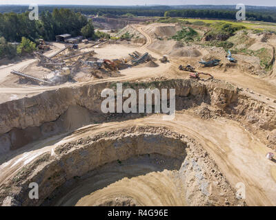 Öffnen Sie Bergbau Steinbruch mit Sonderausstattung, Grube Grabung. Sandbergwerk. Ansicht von oben. Stockfoto