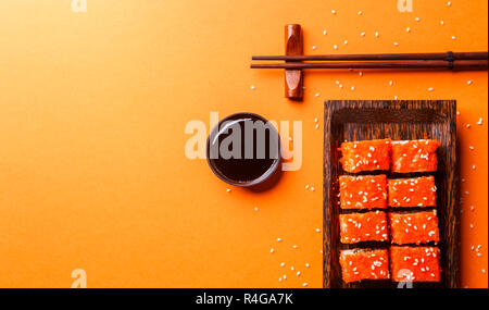 Japanische rollt auf orangefarbenem Hintergrund Stockfoto