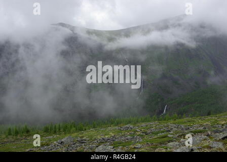 Berglandschaft. Hochland, die Berge, Schluchten und Täler. Die Steine auf der Piste Stockfoto