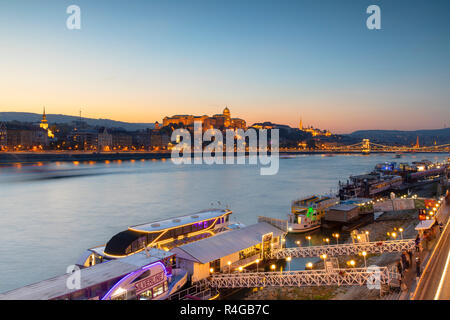 Die Budaer Burg, der Kettenbrücke (Széchenyi Brücke) und der Donau und bei Sonnenuntergang, Budapest, Ungarn