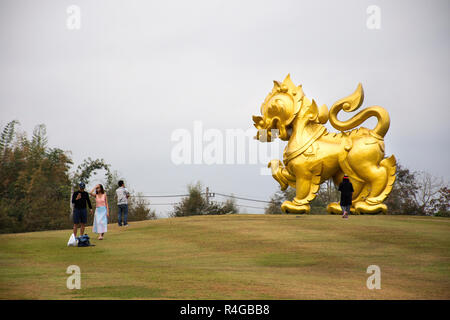 Gold Singha Statue auf einem Hügel für Reisende reisen Menschen besuchen und Foto im Singha Park bei Chiangrai Stadt in morgen nehmen am 21. Februar 2018 in Chiang Stockfoto