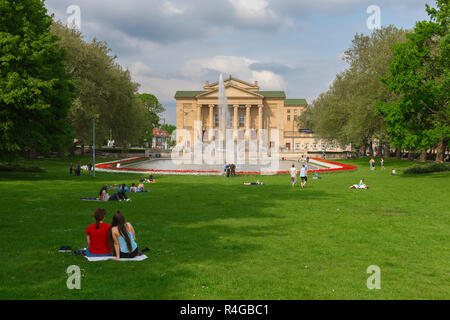 Park City Sommer, Blick im Sommer von jungen Menschen entspannen im Park Mickiewicza Blick auf die Poznan Stadttheater (Teatr Wielki), Polen Stockfoto