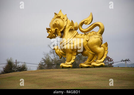 Gold Singha Statue auf einem Hügel für Reisende reisen Menschen besuchen und Foto im Singha Park bei Chiangrai Stadt in morgen nehmen am 21. Februar 2018 in Chiang Stockfoto