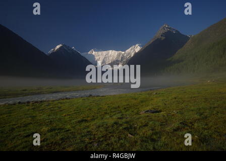 Berglandschaft. Hochland, die Berge, Schluchten und Täler. Die Steine auf der Piste Stockfoto