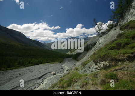 Berglandschaft. Hochland, die Berge, Schluchten und Täler. Die Steine auf der Piste Stockfoto