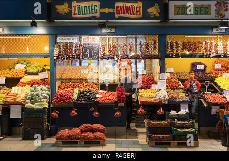 Obst und Gemüse in der Markthalle, Budapest, Ungarn Abschaltdruck Stockfoto