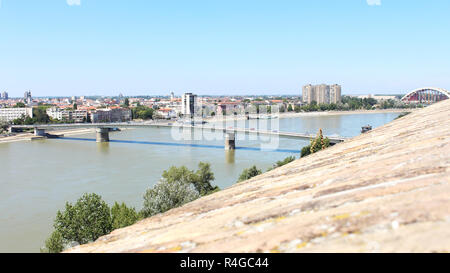 Blick auf die serbische Stadt Novi Sad und die Brücke über die Donau von der Festung Petrovardin Stockfoto