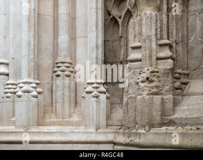 Beispiele für Restaurierungsarbeiten abgeschlossen (links dargestellt) auf der Außenseite der Kathedrale von Sevilla, Sevilla, Andalusien, Spanien Stockfoto