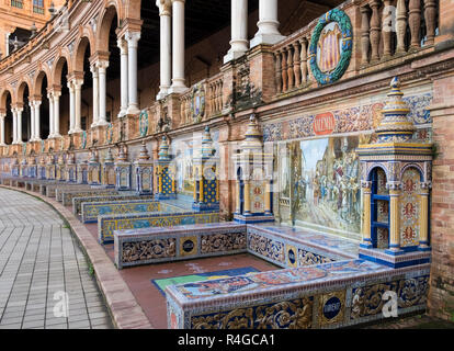 Detail der dekorativen azulejos Fliesen für die Ibero-Americana Expo 1929 Provinz Nischen an der Plaza de Espana, Sevilla, Andalusien, Spanien Stockfoto