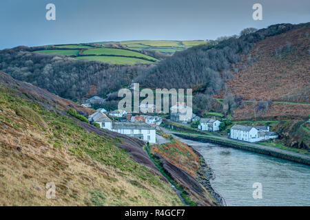 Blick auf Boscastle Dorf von der Steilküste oberhalb der, wo der Fluss Steckdose entspricht den Fischerhafen mit schönen ländlichen Lage berücksichtigt. Stockfoto