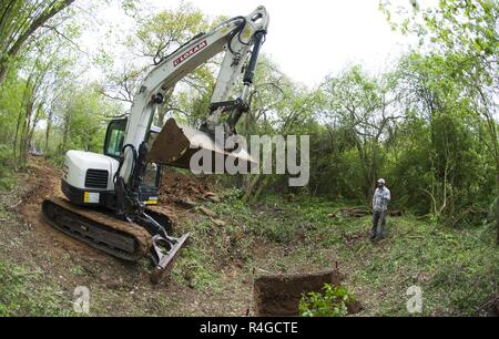 BOULOGNE-SUR-MER, Frankreich - Ein Bagger hilft bei der Beseitigung von Vegetation in einer POW/MIA Accounting Agentur recovery Mission in einem Wald in der Nähe von Boulogne-sur-Mer, Frankreich Am 2. Mai 2017. Die DPAA Team ist auf der Suche nach einem US-Army Air Force Airman, die auf tragische Weise sein Leben verlor, während seine P-47 D Flugzeuge fliegen auf Oktober 1943 während des Zweiten Weltkrieges. Stockfoto