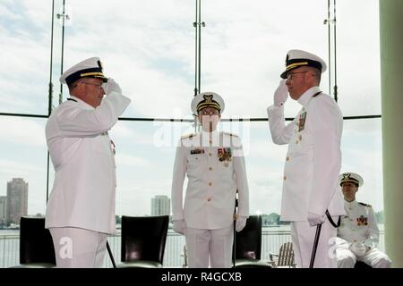 Norfolk, VA-Coast Guard hinten Adm. Thomas Jones, stellvertretender Kommandant für die Mission unterstützen, überwacht der SILC-Change-of-Befehl Zeremonie an der Half Moon Kreuzfahrt und Feier in Norfolk, Virginia, 4. Mai 2017. Kapitän George Bonner Befehl während der Zeit aufgegeben, um Kapitän Wade Gesele - geehrt militärische Tradition gehalten, um einen nahtlosen Übergang zwischen den einzelnen Befehlen zu gewährleisten. Stockfoto