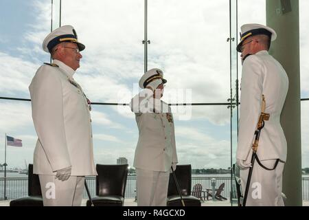 Norfolk, VA-Coast Guard hinten Adm. Thomas Jones, stellvertretender Kommandant für die Mission unterstützen, überwacht der SILC-Change-of-Befehl Zeremonie an der Half Moon Kreuzfahrt und Feier in Norfolk, Virginia, 4. Mai 2017. Kapitän George Bonner Befehl während der Zeit aufgegeben, um Kapitän Wade Gesele - geehrt militärische Tradition gehalten, um einen nahtlosen Übergang zwischen den einzelnen Befehlen zu gewährleisten. Stockfoto