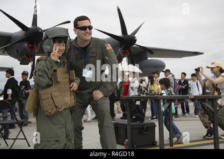 Japanische Einheimischen interagieren mit US-Marines während der 41St Japan Maritime Verteidigung-kraft - Marine Corps Air Station Iwakuni Freundschaft Tag bei WAB Iwakuni, Japan, 5. Mai 2017. Seit 1973, WAB Iwakuni hat einen einzigen Tag air show entwickelt, positive Beziehungen zu fördern und eine erhebende Erfahrung zeigt, dass die kommunale Unterstützung zwischen den USA und Japan bieten statt. Die air show umfasste auch verschiedene US-amerikanische und japanische statische Flugzeuge zeigt, Antenne Darbietungen und Demonstrationen, Essen und Unterhaltung. Stockfoto
