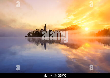 Erstaunlich Sonnenaufgang am Bleder See im Herbst, Slowenien Stockfoto