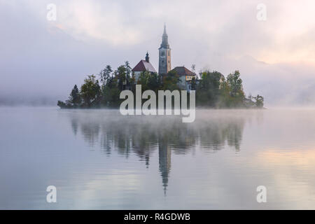 Erstaunlich Sonnenaufgang am Bleder See im Herbst, Slowenien Stockfoto