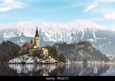 Erstaunlich Sonnenaufgang am Bleder See im Winter Stockfoto