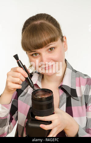 Fotograf reinigt vor dem Objektiv an der Kamera, und sah in den Rahmen Stockfoto