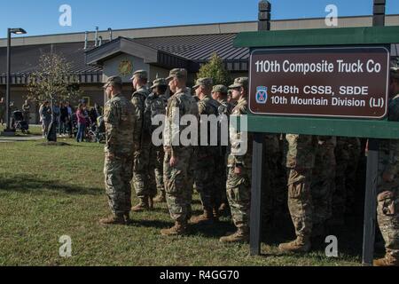 Freunde, Familie, Führer und Kameraden kamen zu den 110 Composite Truck Firmenzentrale, Fort Drum, begrüßen zu jenen Soldaten, die die Antwort der Armee auf den Hurrikan Florenz zu unterstützen. Die Firma hatte für etwa zwei Wochen bereitgestellt Wirbelsturm Katastrophenhilfe in North und South Carolina zu unterstützen. Stockfoto