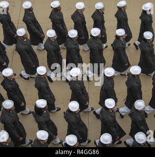 GREAT LAKES, Illinois (Sept. 28, 2018) Segler März in Richtung Midway zeremoniellen Drill Hall für Ihren Pass-in-review Diplomverleihung an Ausbildung Befehl Rekrutieren (RTC). Mehr als 30.000 Rekruten Absolvent jährlich nur von Boot Camp der Marine. Stockfoto