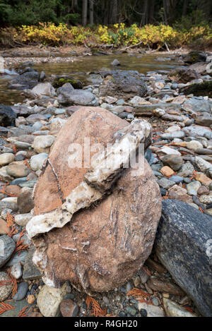 Gebänderte Felsen entlang des oberen Priester Fluss in Idaho. Stockfoto