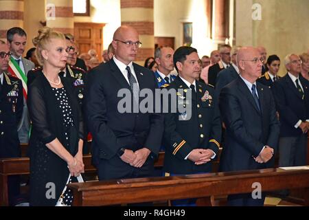 Von links: Dr. Doron Canova, Staatsanwalt von Vicenza, Herrn Frank W. landet, Stellvertretender Garrison Commander Italien, US-Armee Maj. Timothy C. Hanrahan, 173Rd Airborne Brigade und Dr. Giuseppe Petronzi, Vicenza Polizeichef, während das Fest des Hl. Michael an der Kirche Santa Maria dei Servi, Vicenza, Italien, Sept. 28, 2018. St. Michael ist der Patron für beide Fallschirmjäger und italienischen Ordnungskräfte. Stockfoto