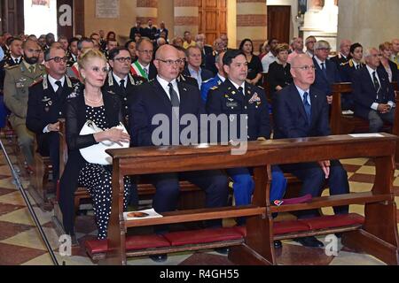 Von links: Dr. Doron Canova, Staatsanwalt von Vicenza, Herrn Frank W. landet, Stellvertretender Garrison Commander Italien, US-Armee Maj. Timothy C. Hanrahan, 173Rd Airborne Brigade und Dr. Giuseppe Petronzi, Vicenza Polizeichef, während das Fest des Hl. Michael an der Kirche Santa Maria dei Servi, Vicenza, Italien, Sept. 28, 2018. St. Michael ist der Patron für beide Fallschirmjäger und italienischen Ordnungskräfte. Stockfoto