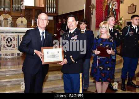 Von links: Dr. Giuseppe Petronzi, Vicenza Polizeichef und US-Armee Oberstleutnant Edward Twaddel, Stellvertretender Kommandeur 173rd Airborne Brigade, interchange Geschenke während dem Fest des Hl. Michael an der Kirche Santa Maria dei Servi Vicenza, Italien, Sept. 28, 2018. St. Michael ist der Patron für beide Fallschirmjäger und italienischen Ordnungskräfte. Stockfoto