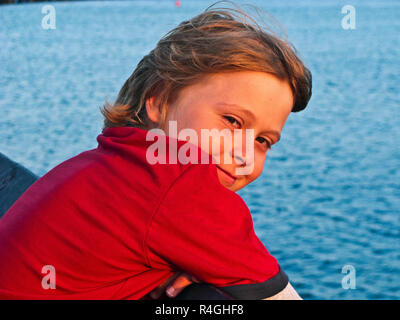 Boy steht am Pier Stockfoto