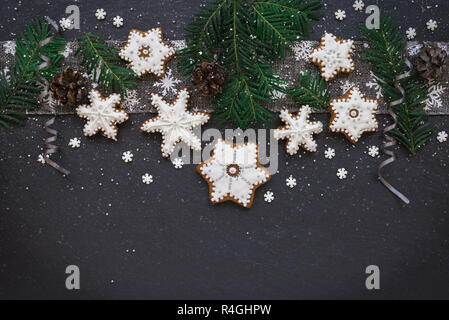 Lebkuchen Schneeflocken der Teig mit Puderzucker Stockfoto