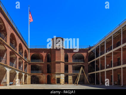 Innenhof des Fort Point National Historical Site und Leuchtturm, unter der Golden Gate Bridge in San Francisco, Kalifornien Stockfoto