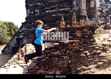 Jungen, die in der berühmten Tempel Wat Phra Si Sanphet Stockfoto