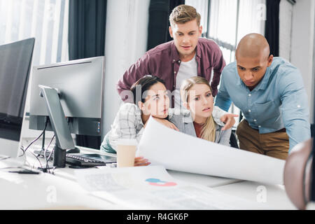 Schwerpunkt junge Multirassischen Kollegen arbeiten mit Business Pläne im Büro Stockfoto