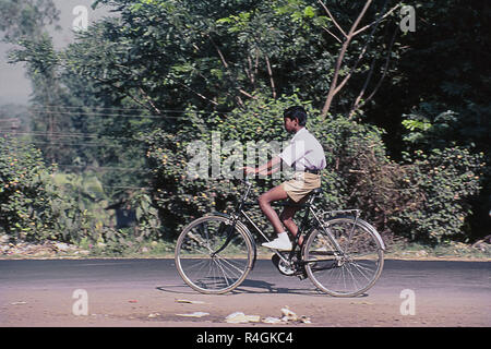 Schuljunge, die mit dem Fahrrad unterwegs sind, Kolhapur, Maharashtra, Indien, Asien Stockfoto