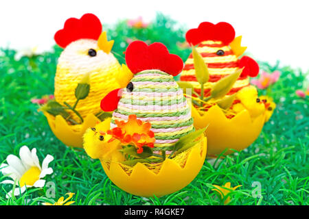 Ostern-Einstellung mit Hennen, Hühner und Eiern auf Rasen Nest. Stockfoto