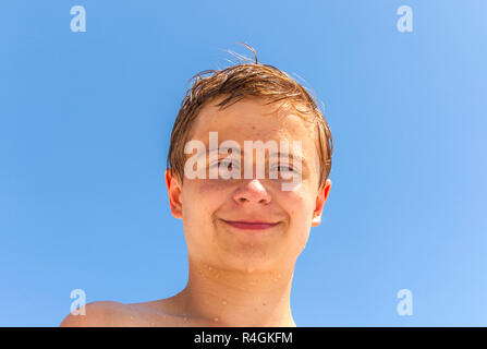 Happy Boy nach dem Schwimmen in der Sunny Beach Stockfoto