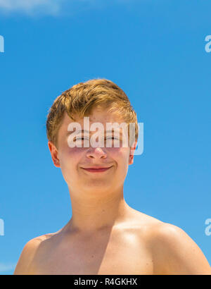 Happy Boy nach dem Schwimmen in der Sunny Beach Stockfoto