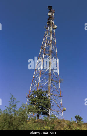 Telekommunikation Turm gegen den blauen Himmel, Sinhagad, Pune, Maharashtra, Indien, Asien Stockfoto