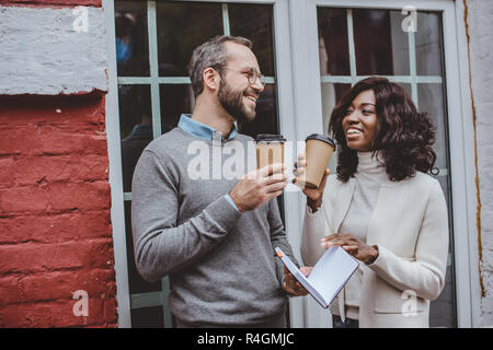 Lächelnd multiethnischen Kollegen Diskussionen über neue Projekt- und trinken Kaffee Stockfoto