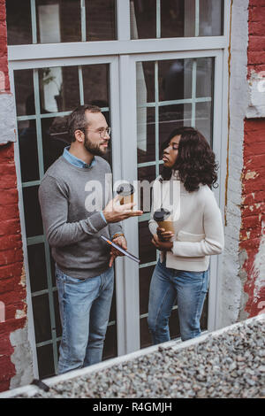Multiethnischen Kollegen sprechen über neue Projekt während Kaffee konzentriert Stockfoto