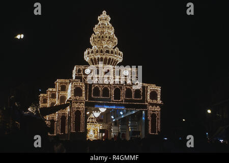 Beleuchtete Dekoration von Dagadusheth Halwai Ganapati Tempel, Pune, Maharashtra, Indien, Asien Stockfoto