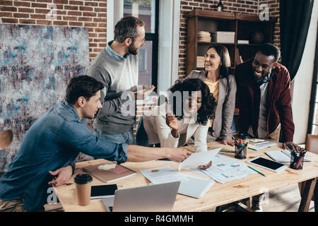 Lächelnd multiethnische Gruppe von colworkers in treffen und gemeinsam diskutieren neues Projekt in der modernen Loft Büro Stockfoto