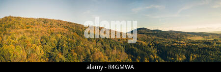 Inspirational Antenne Landschaft, Wald und Felder, drone Sicht. Inspirierende Herbst Landschaft panorama Stockfoto