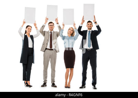 Lächelnd Geschäftsleute halten leere Platten isoliert auf weißem Stockfoto