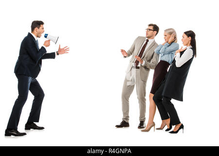 Angry Chef bei Arbeitnehmern mit Megaphon isoliert auf weißem Schreien Stockfoto