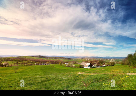 Sonniger Frühlingstag in Dorf und Stadt am Fuße Stockfoto