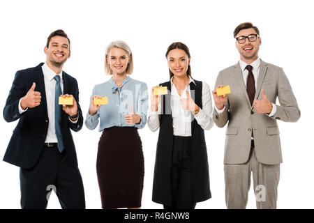 Lächelnd Geschäftsleute halten leere Visitenkarten und Daumen oben auf weißem isoliert Stockfoto